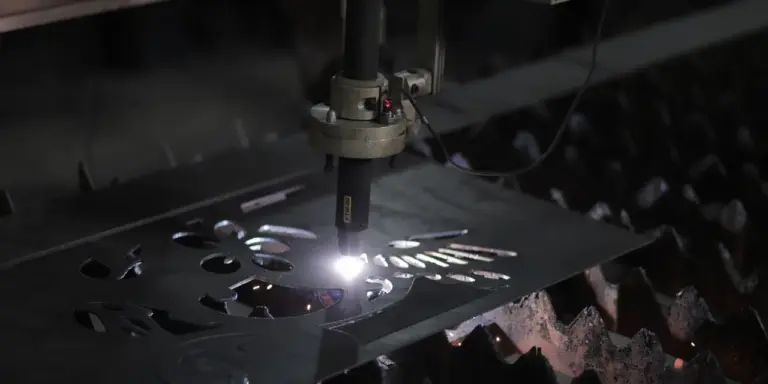 Ein CNC-Schneidkopf trennt Formen aus einer Stahlplatte
