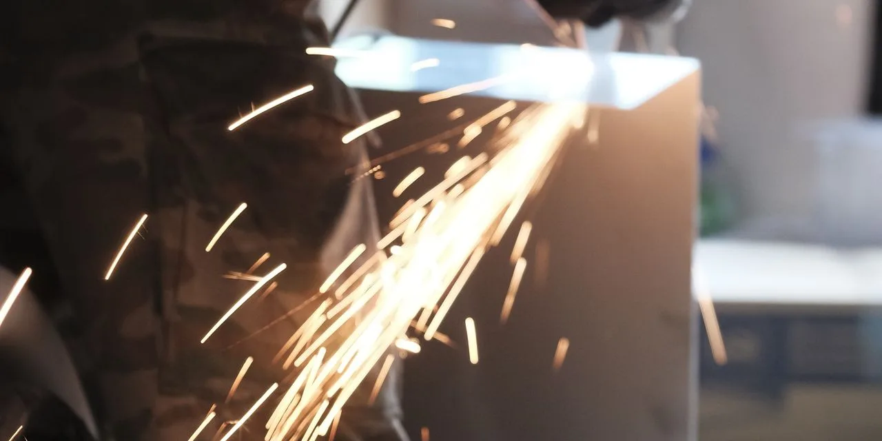 Funken sprühen beim Trennen von Metall