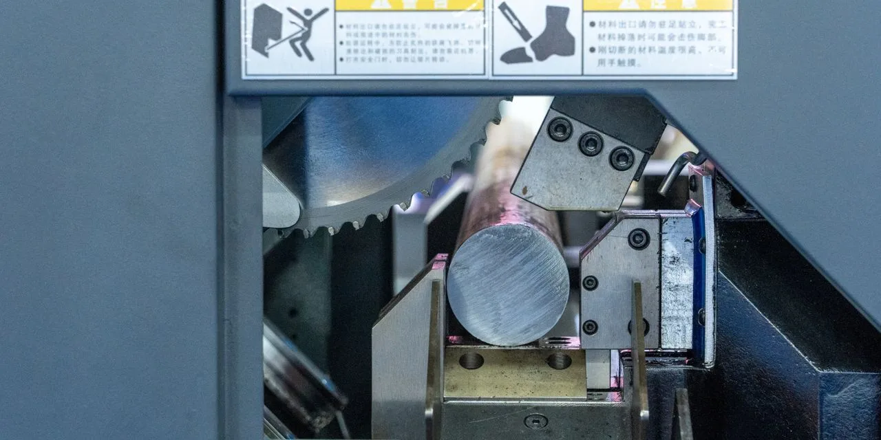 Optimum OPTIsaw SP 13V: was die Gehrung an Schnittleistung kostet Eine Metallbandsäge trennt Rundmaterial, das im Schraubstock gespannt ist